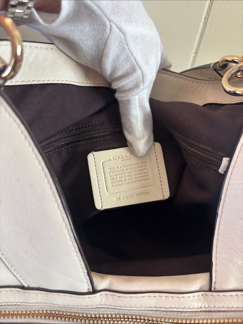 EUC Coach Outline Signature Lexy Shoulder Bag in Light Khaki/Chalk - Picture 14 of 16